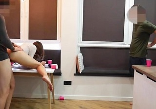 Коллега с короткой юбкой, сама напросилась на русский секс в офисе