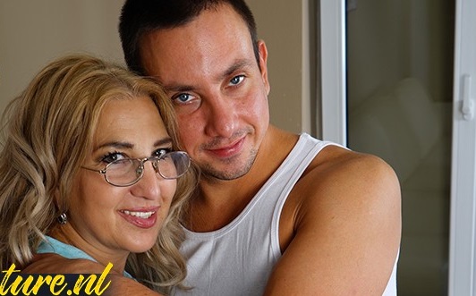 Пышная мамка в очках, дала полный кард бланш соседу
